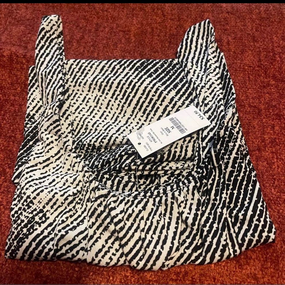 White House Black Market Geometric Strechy Black/white Top, Medium  Brand New